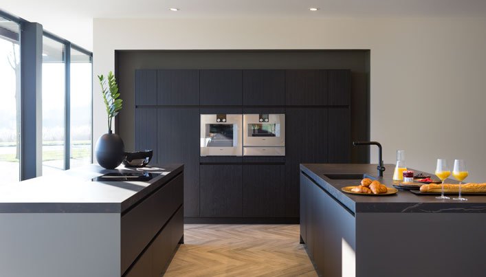 Donkere minimalistische keuken | Satink Keukens